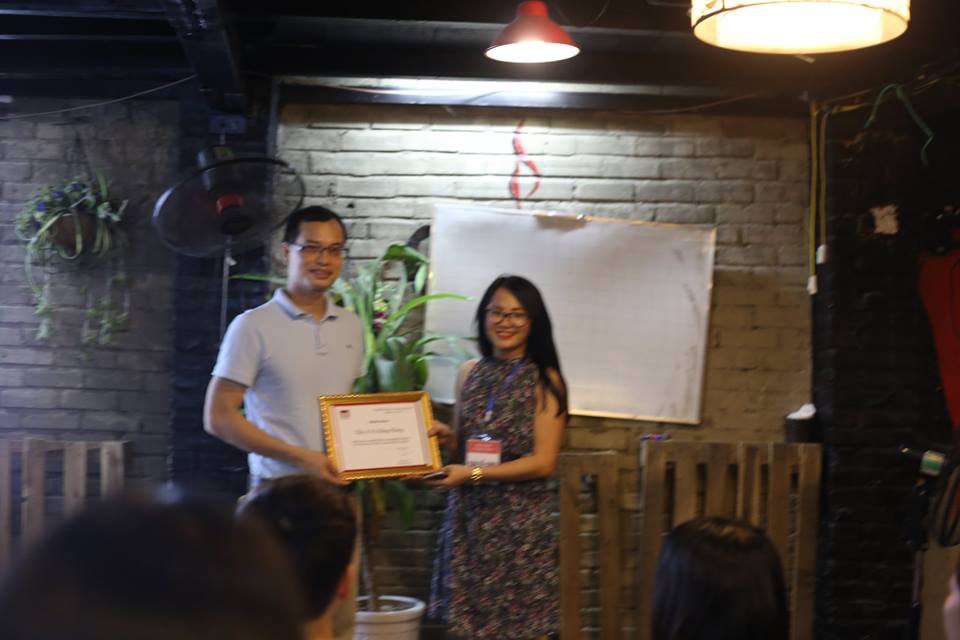 Đại diện HRshare trao kỷ niệm